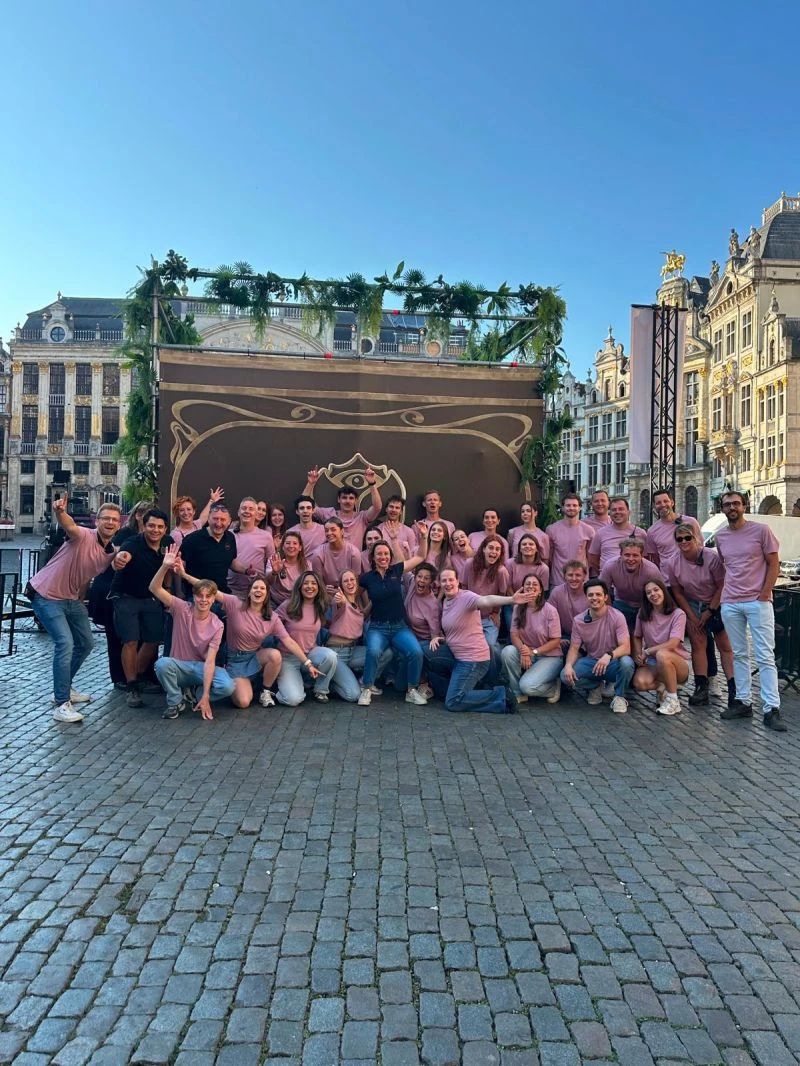 De Tribe op de Grote Markt, allemaal in hetzelfde shirt