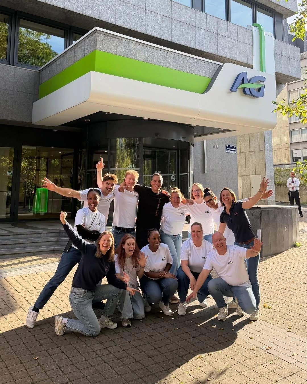De Tribe samen voor de deur, armen in de lucht
